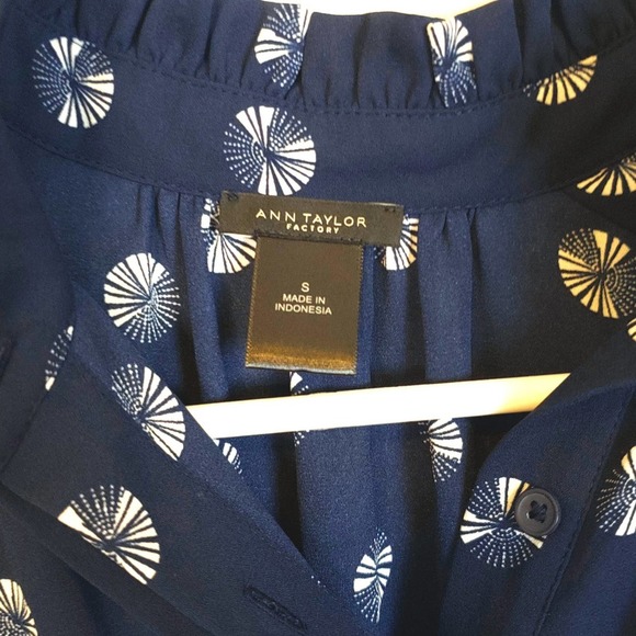 Ann Taylor Factory Blue Printed Sleeveless Blouse size Small - Picture 2 of 4